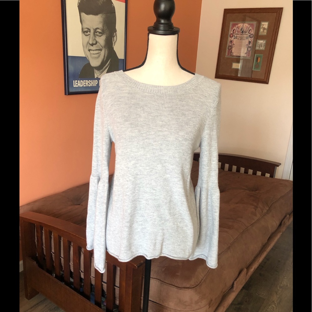 KENSIE light gray flared sleeve sweater